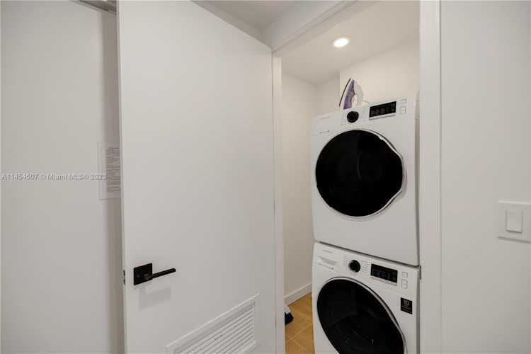 227 NE 2nd St #2902 Miami, FL 42 33132 | Skyrise Lab Photo 22