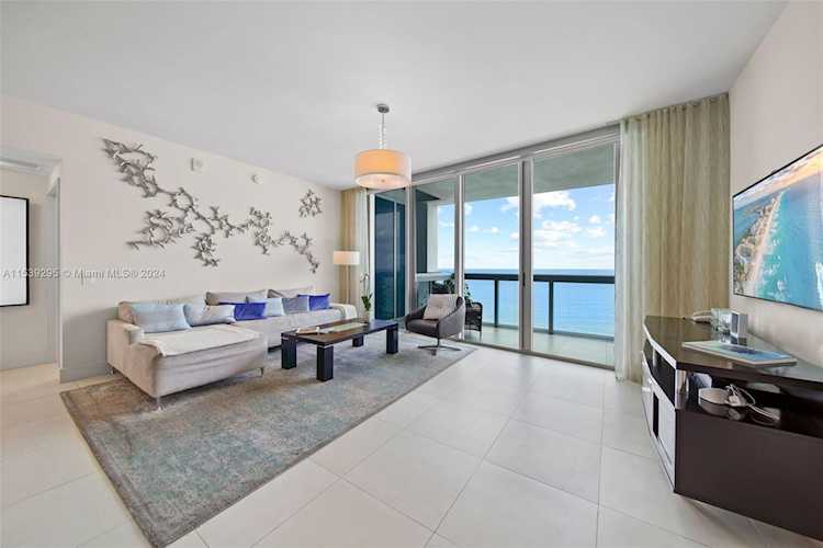 6899 Collins Ave #1801 Miami Beach, FL 32 33141 | Skyrise Lab Photo 1
