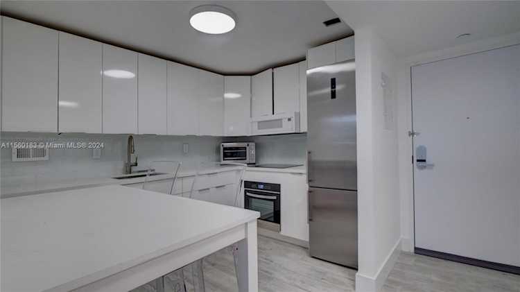 2301 Collins Ave #320 Miami Beach, FL 32 33139 | Skyrise Lab Photo 10