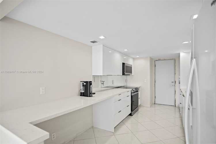 1904 S Ocean Dr #1606 Hallandale Beach, FL 3010 33009 | Skyrise Lab Photo 8