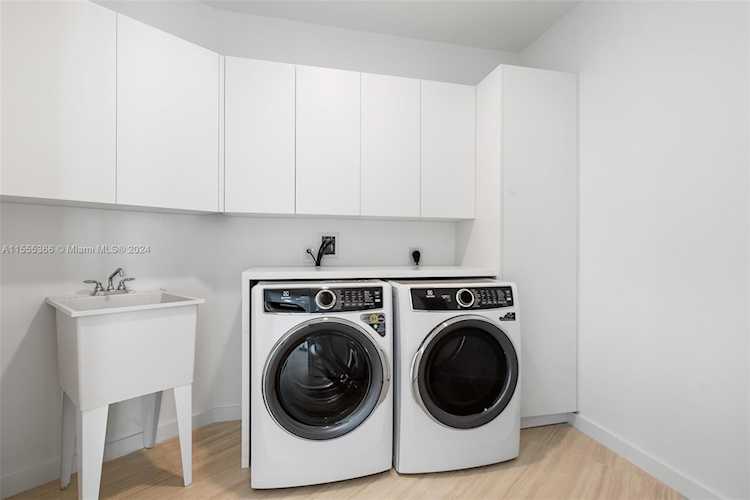 851 NE 1st Ave #PH 5500 Miami, FL 31 33132 | Skyrise Lab Photo 24